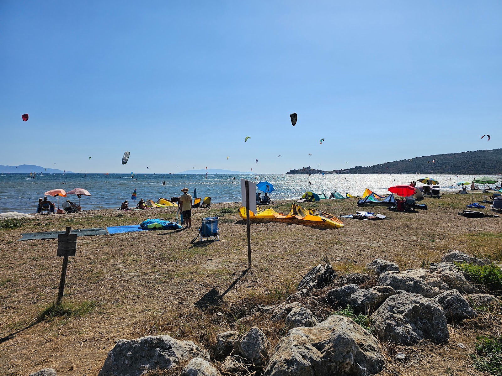 Fertilia Beach'in fotoğrafı geniş bir kıyı şeridi ile birlikte