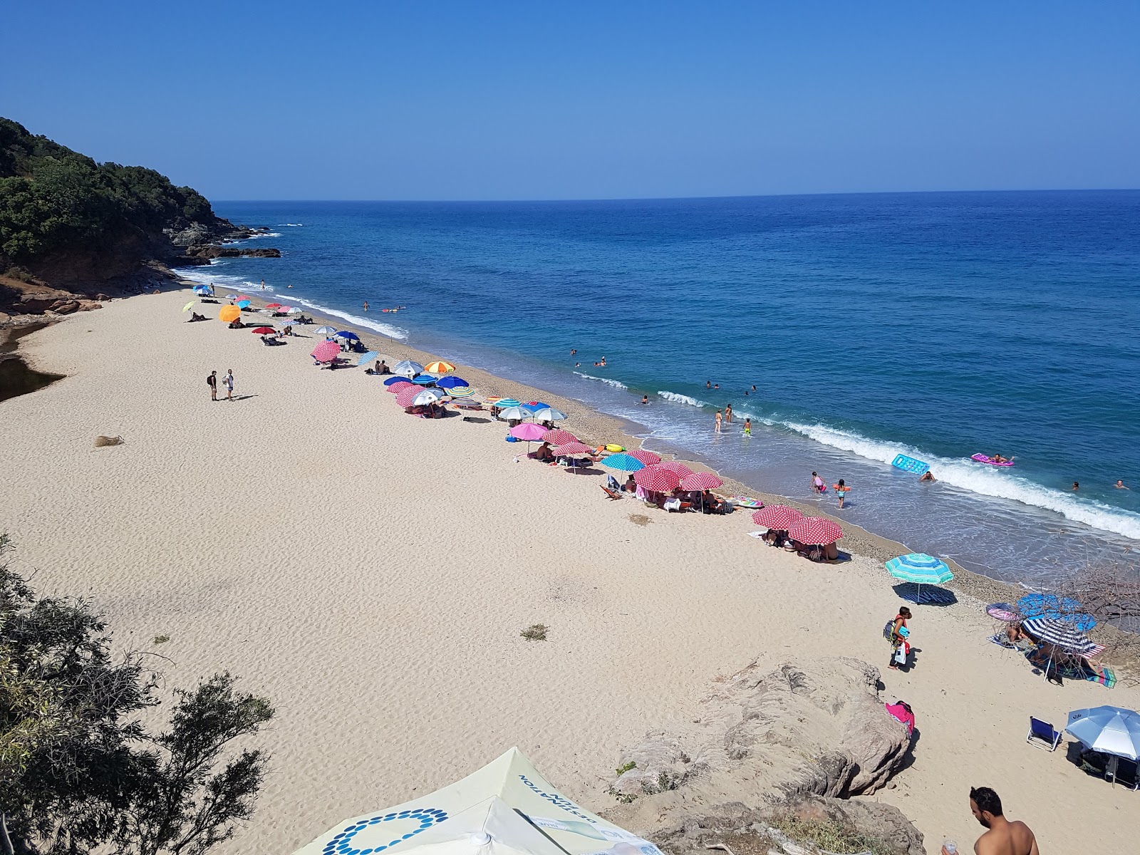 Foto de Rakopotamos beach con arena beige superficie