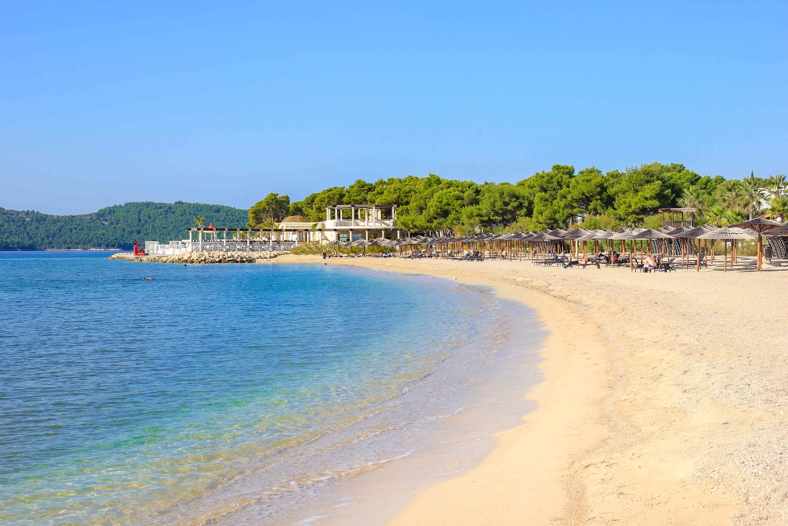 Foto von Beach Sibenik mit kleine, beiger kiesel Oberfläche