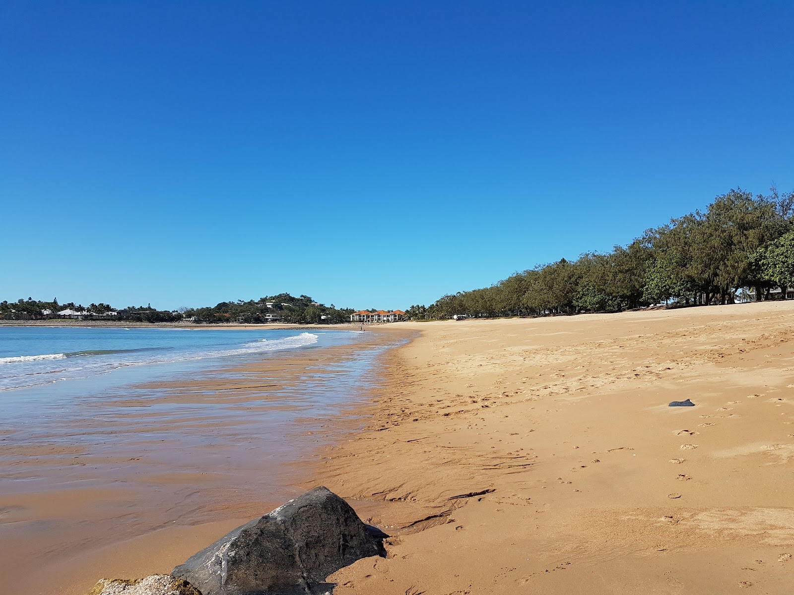Photo de Eimeo Beach avec rivage droit, long