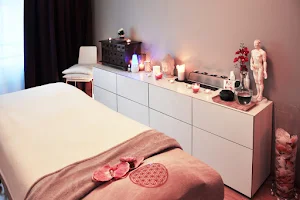 Cabinet RASYN, soins thérapeutiques - massage thérapeutique - reiki - tuina - pierres chaudes - réflexologie - dos image