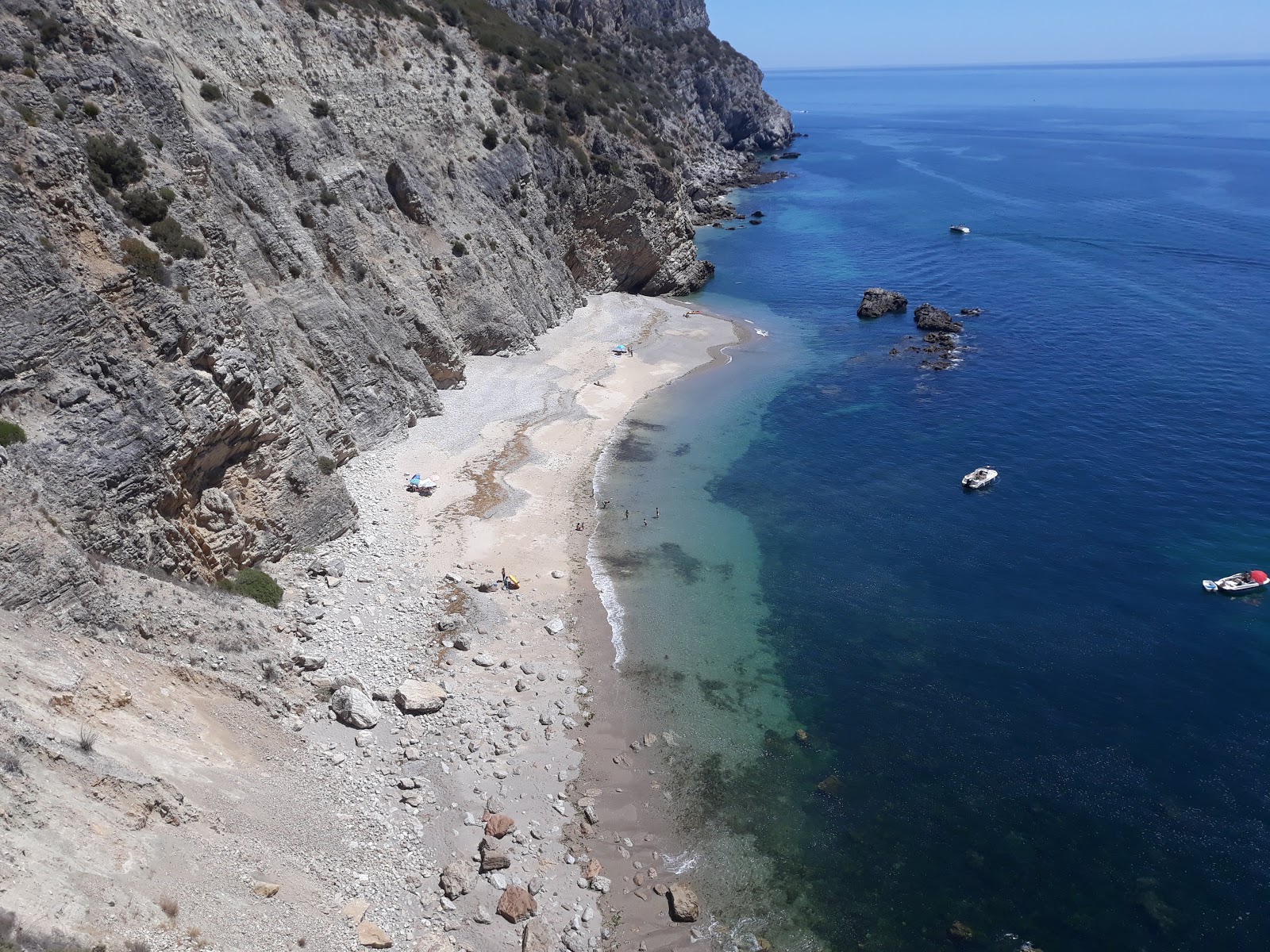 Photo de Praia da Mijona entouré de montagnes