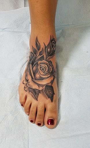 Tattoo Shop «Funky Rooster Tattoo and Art Gallery», reviews and photos, 73 S Grove Ave, Elgin, IL 60120, USA