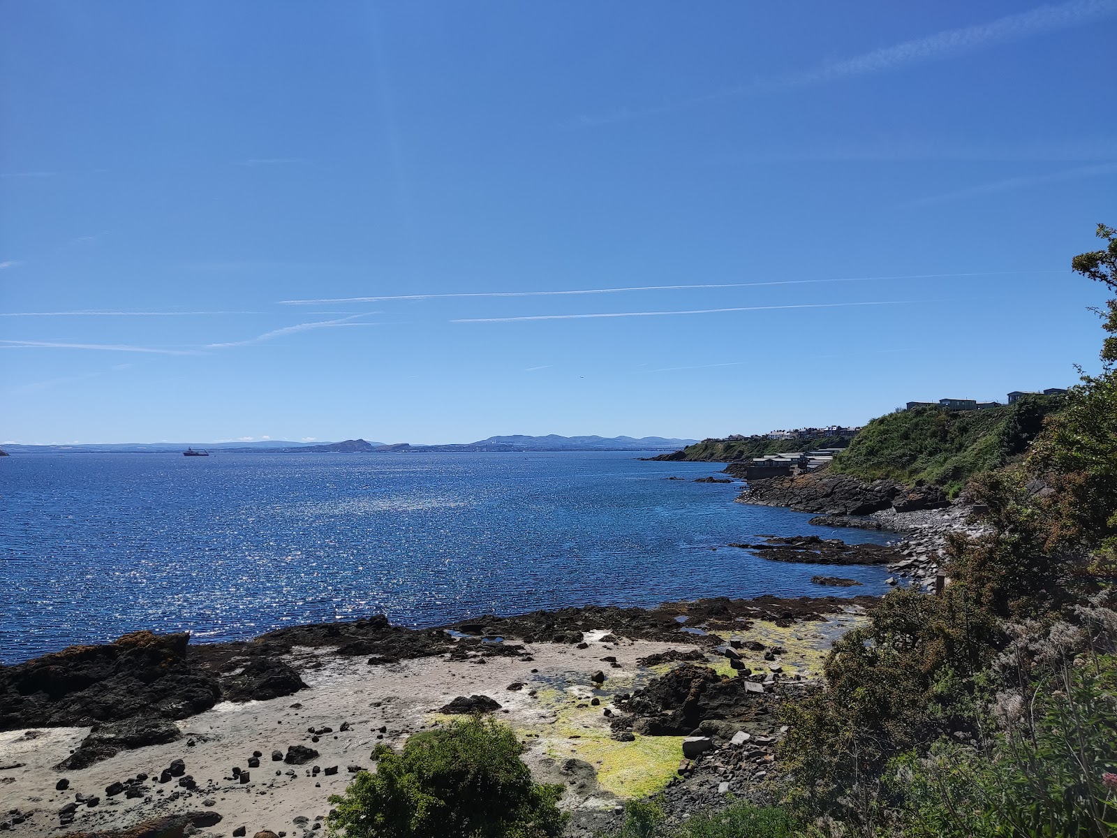 Photo de Fife Coastal Path Beach avec l'eau cristalline de surface