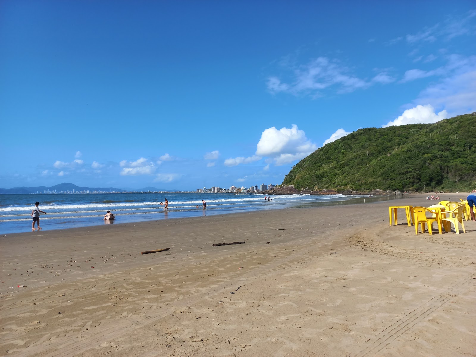 Foto di Praia De Sao Miguel con una superficie del sabbia beige