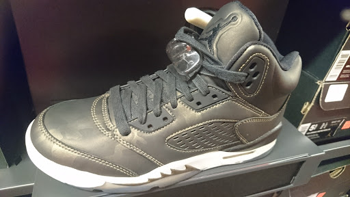 Clothing Store «Nike Factory Store», reviews and photos, 8225 Arroyo Cir #21, Gilroy, CA 95020, USA