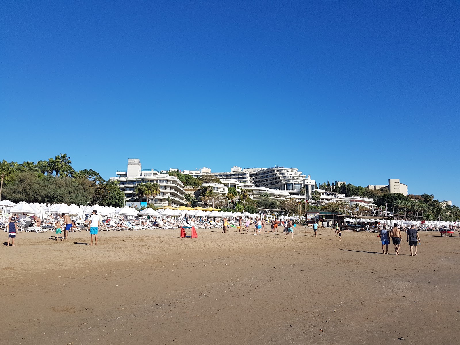 Foto av Melas beach med hög nivå av renlighet