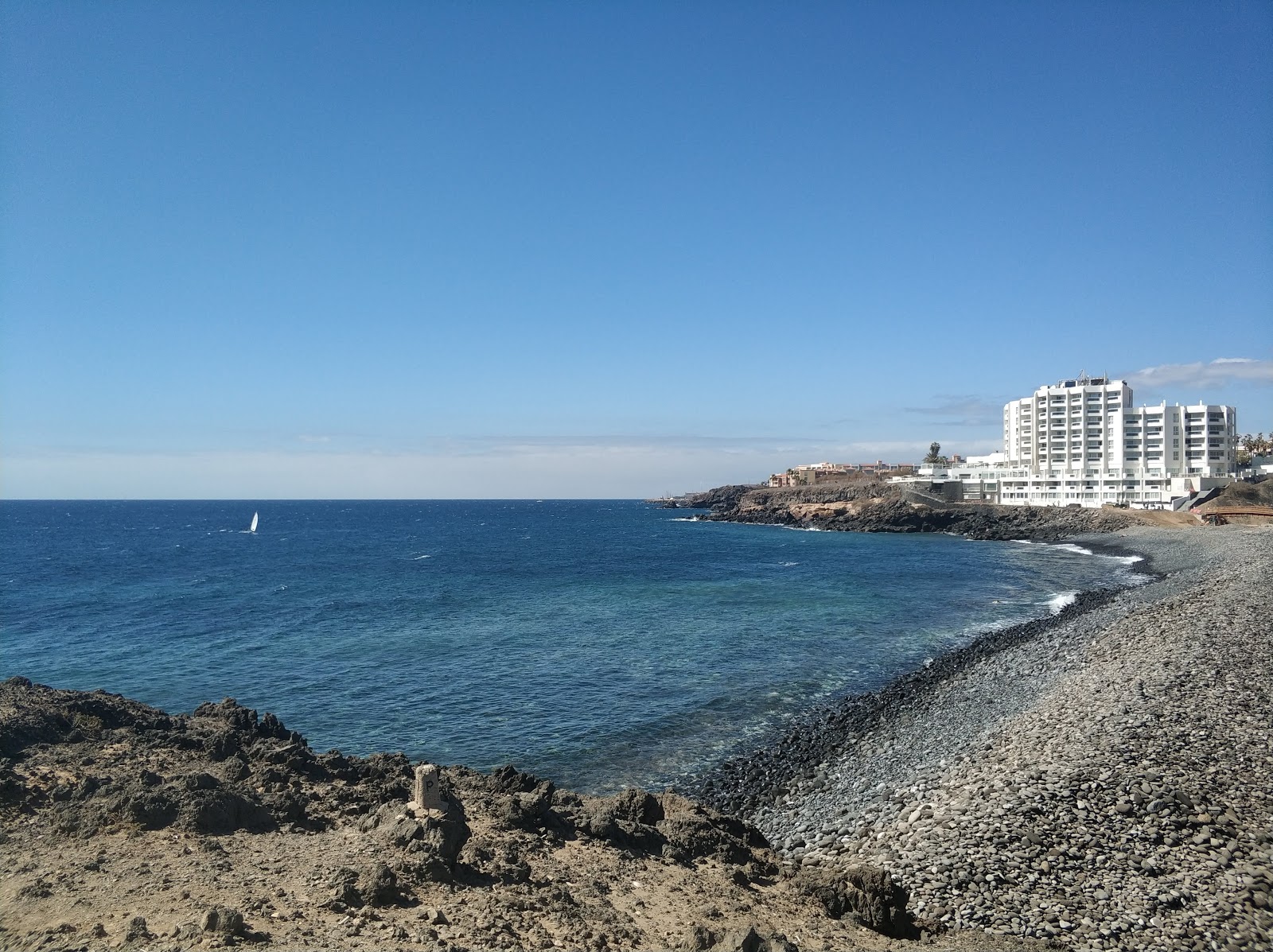 Photo de Playa San Blas avec roches de surface