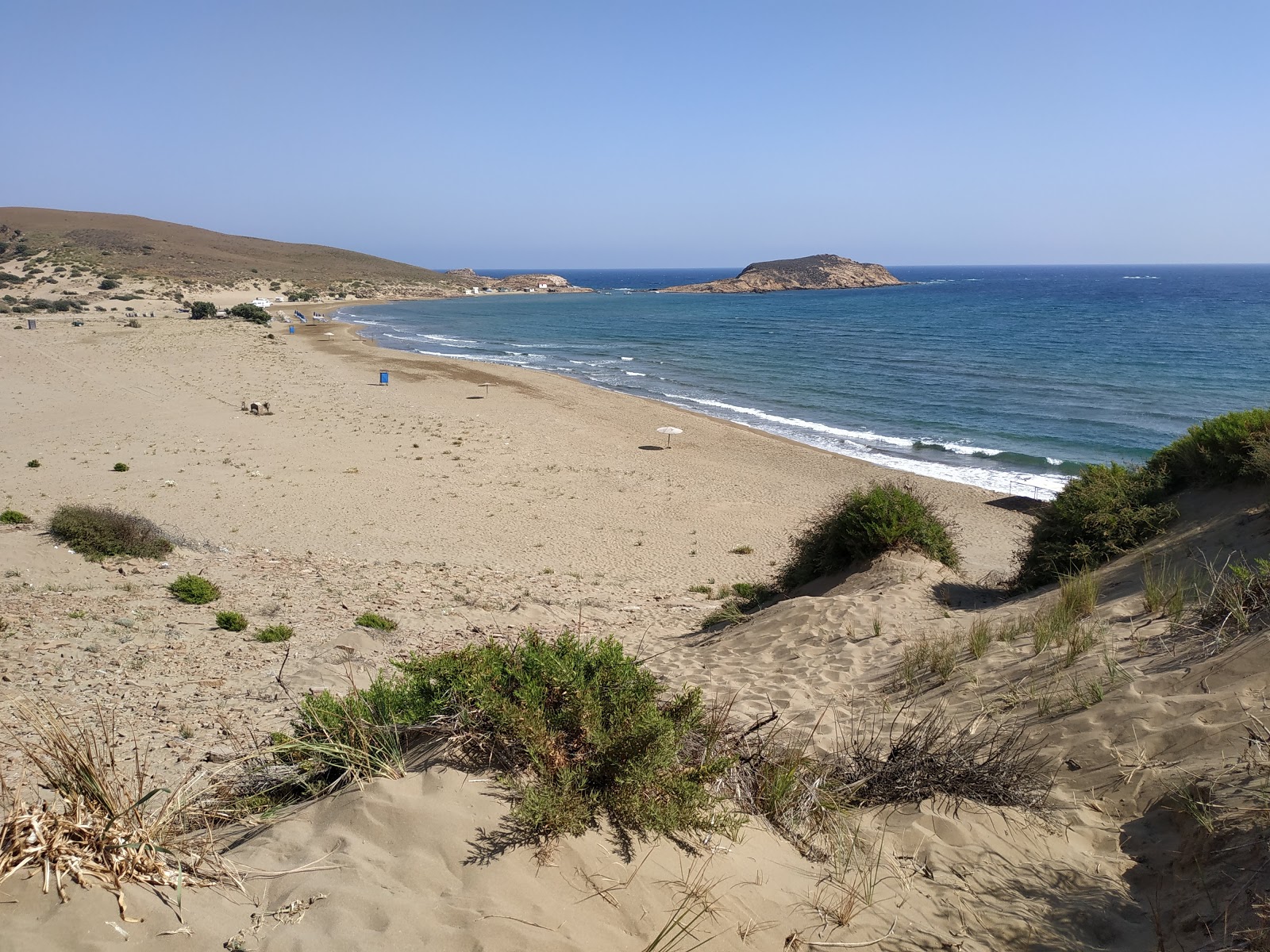 Faraklou Park beach'in fotoğrafı mavi saf su yüzey ile