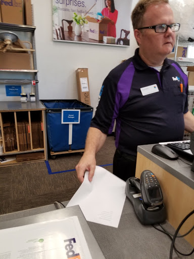 Print Shop «FedEx Office Print & Ship Center», reviews and photos, 281 W Townline Rd #100a, Vernon Hills, IL 60061, USA