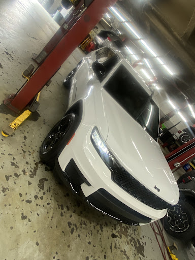 Car Dealer «Bayside Chrysler Jeep Dodge», reviews and photos, 21219 Northern Blvd, Bayside, NY 11361, USA