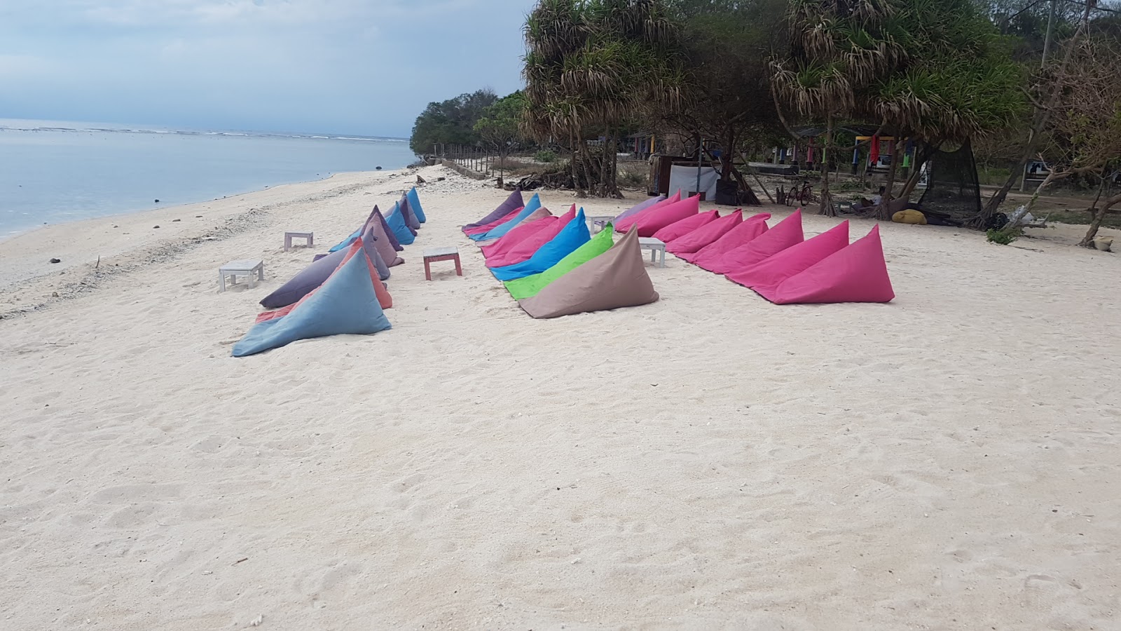 Foto von Pink Coco Beach von Klippen umgeben