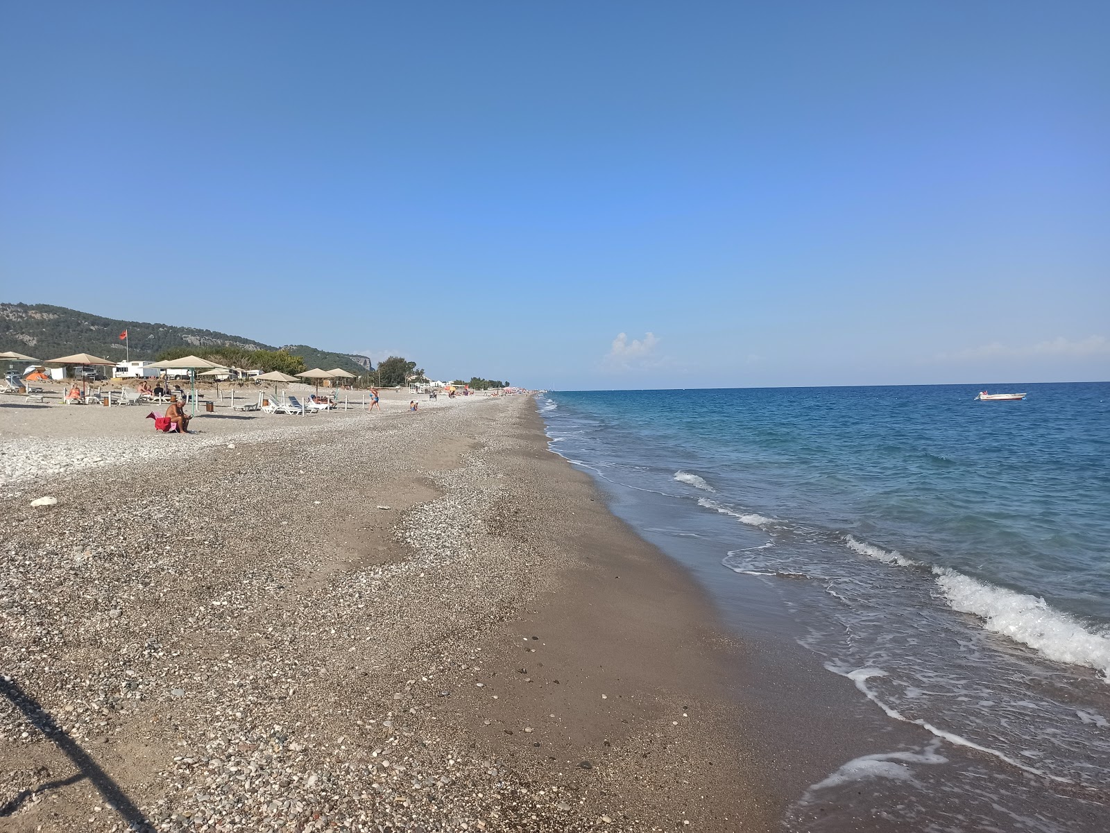 Φωτογραφία του Παραλία Τσαμούβα με μικρά καφέ βότσαλα επιφάνεια