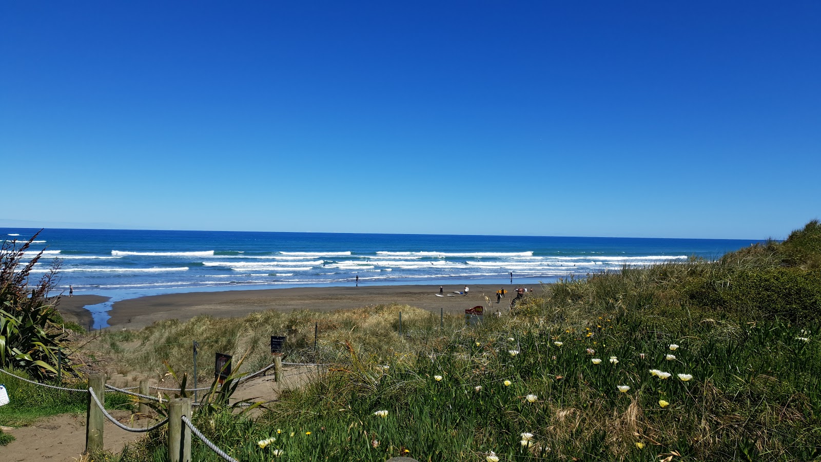 Zdjęcie Muriwai Beach - popularne miejsce wśród znawców relaksu