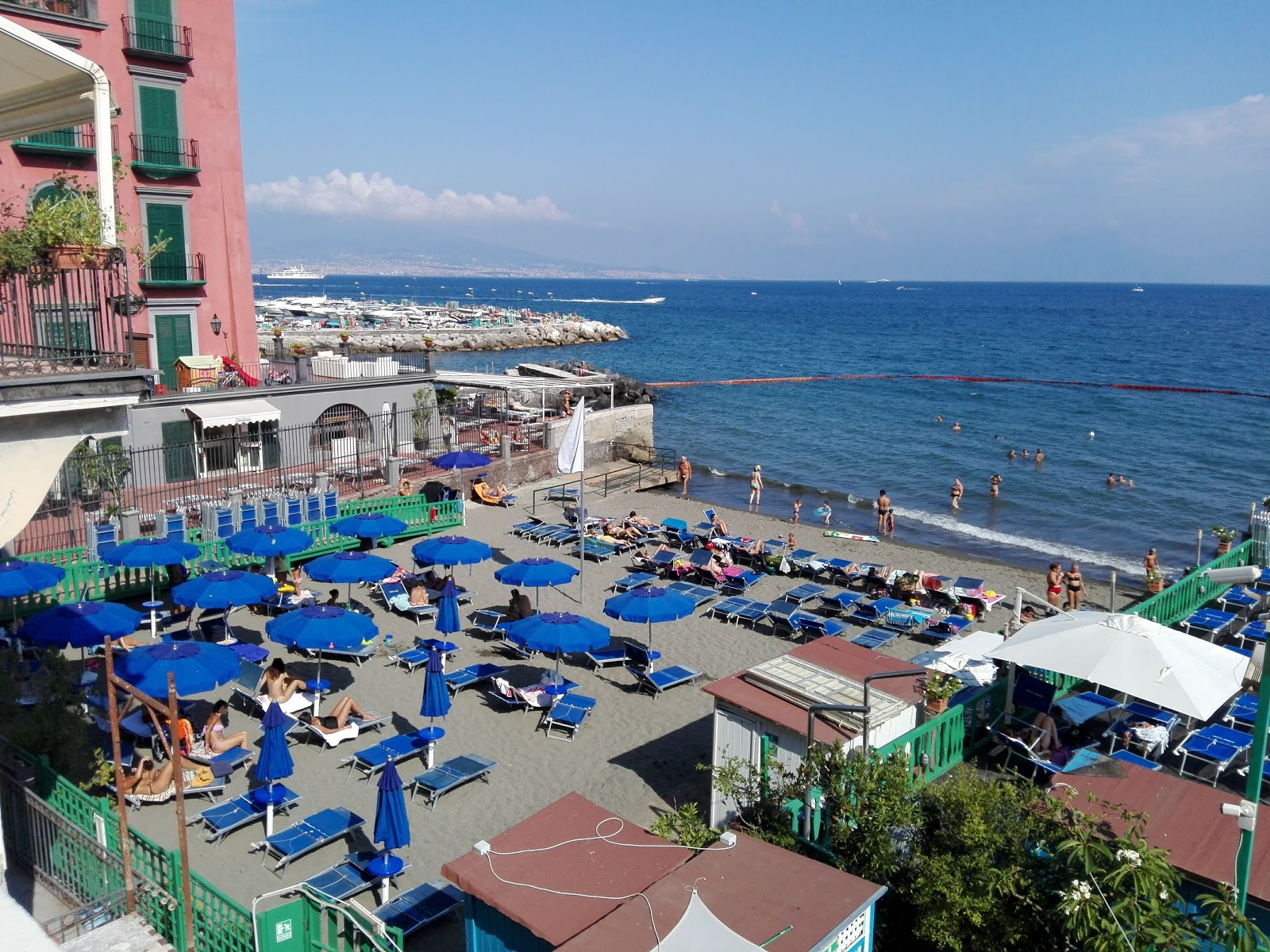 Φωτογραφία του Spiaggia di via Posillipo II και η εγκατάσταση