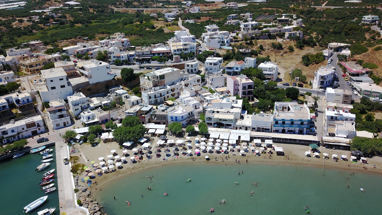 Foto di Katovigli beach e l'insediamento