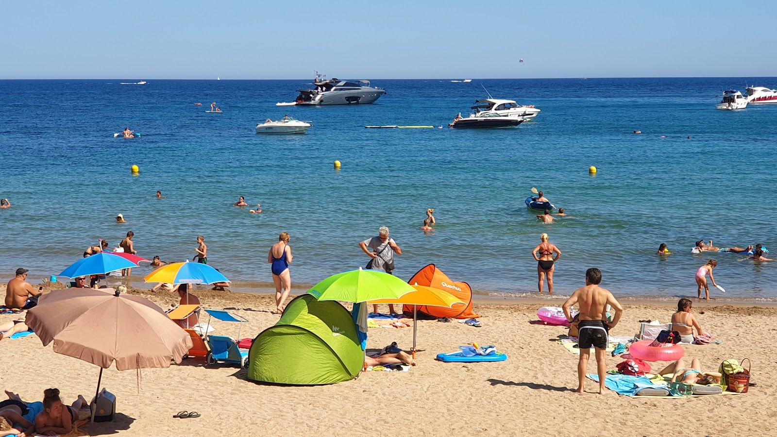 Valokuva Calanque d'AnthEorin Rantaista. ja asutus