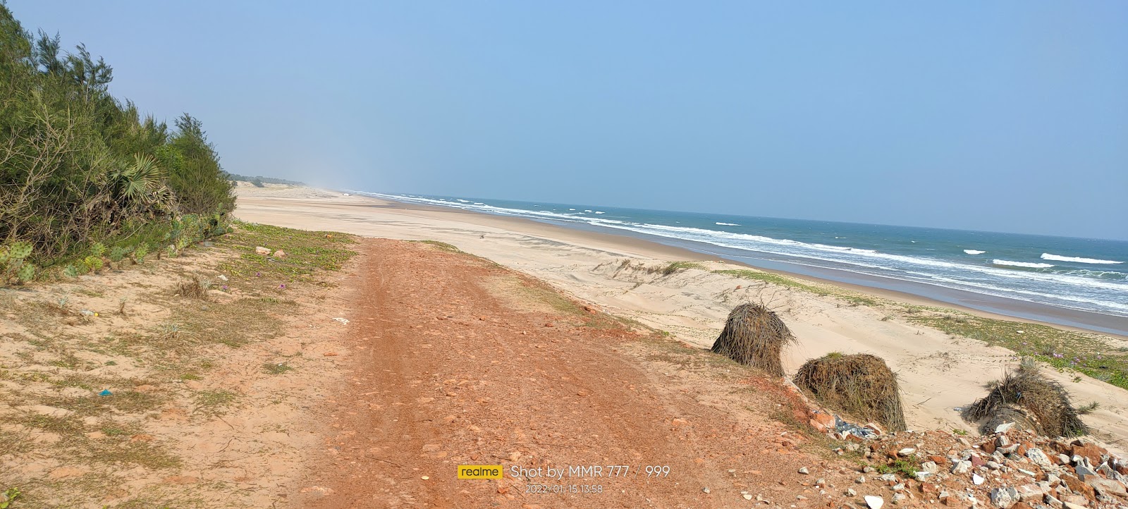 Valokuva Jagannnadhapuram Beachista. pinnalla turkoosi puhdas vesi:n kanssa