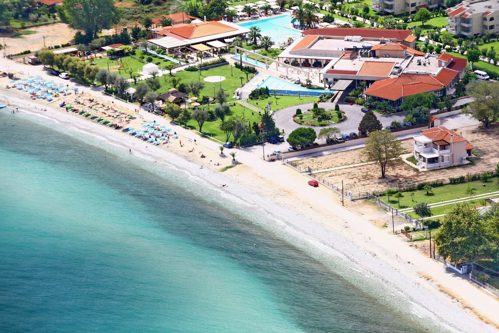Foto von Poseidon hotel beach mit grauer sand Oberfläche