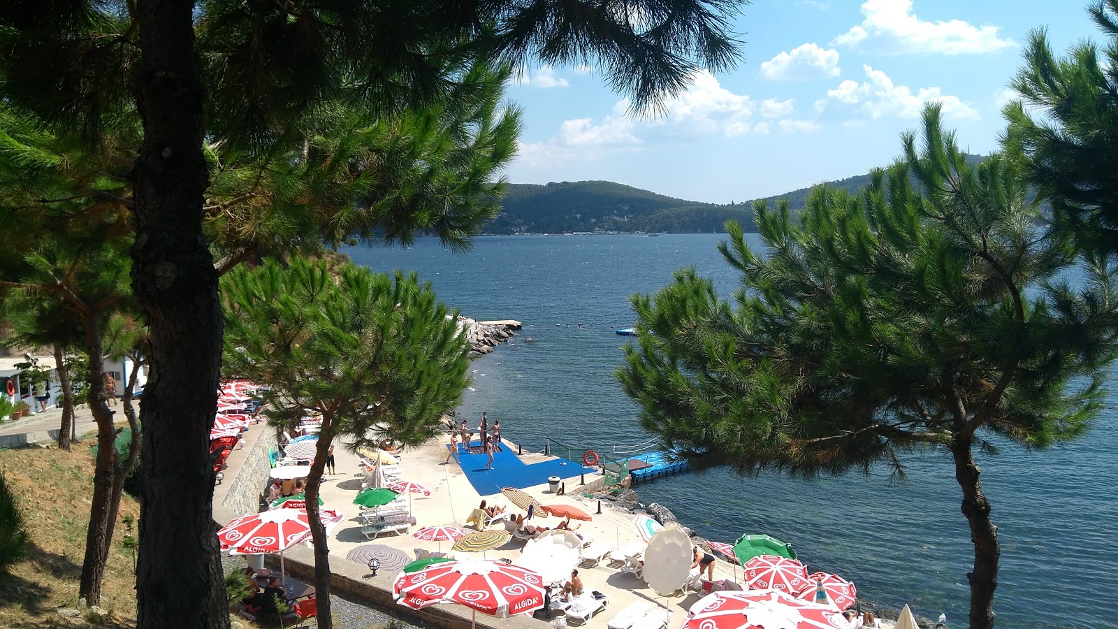 Foto von Heybeliada Beach mit gerader strand