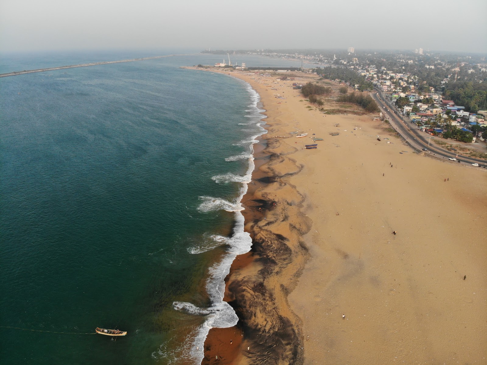 Φωτογραφία του Kollam Beach με τυρκουάζ νερό επιφάνεια