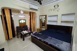 OYO 84703 Ambika Guest House image