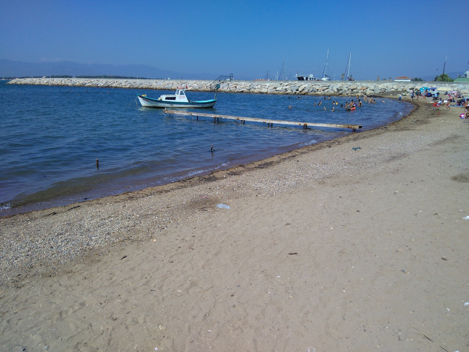 Delicate beach的照片 带有碧绿色纯水表面