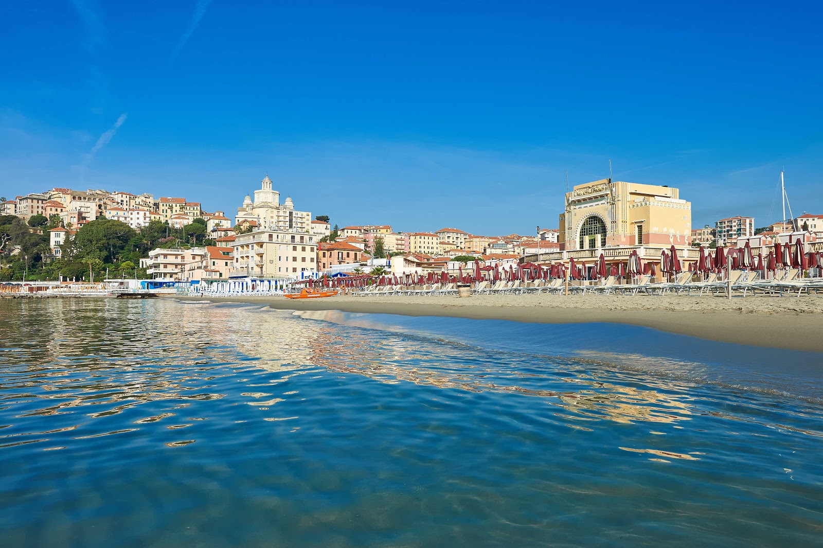 Fotografija Spiaggia d'Oro z modra voda površino