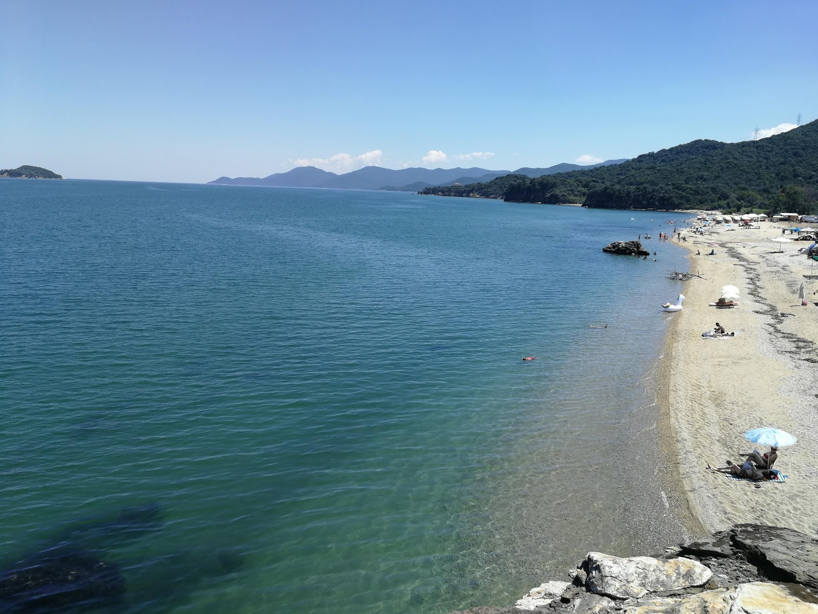 Foto di Solymar Beach con una superficie del sabbia luminosa