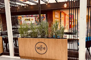 SELFiE Restauracja image