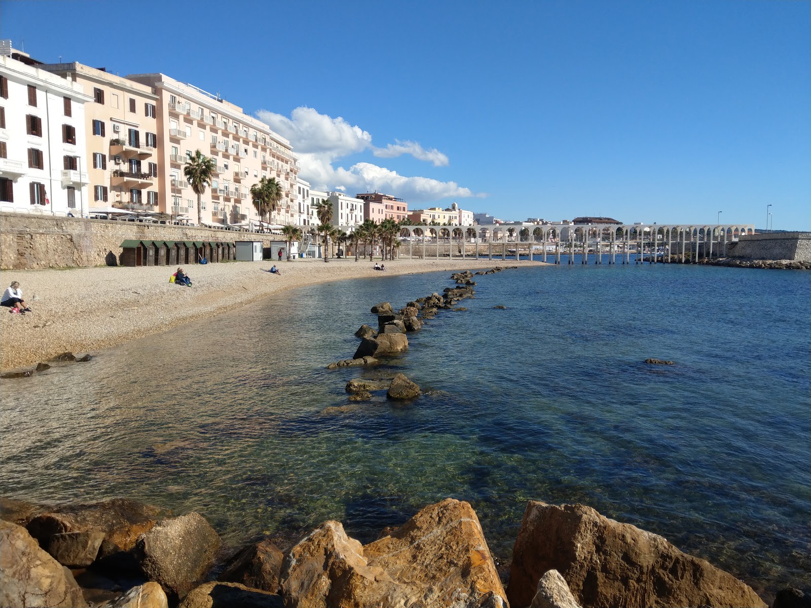 Foto von Spiaggia il pirgo und die siedlung