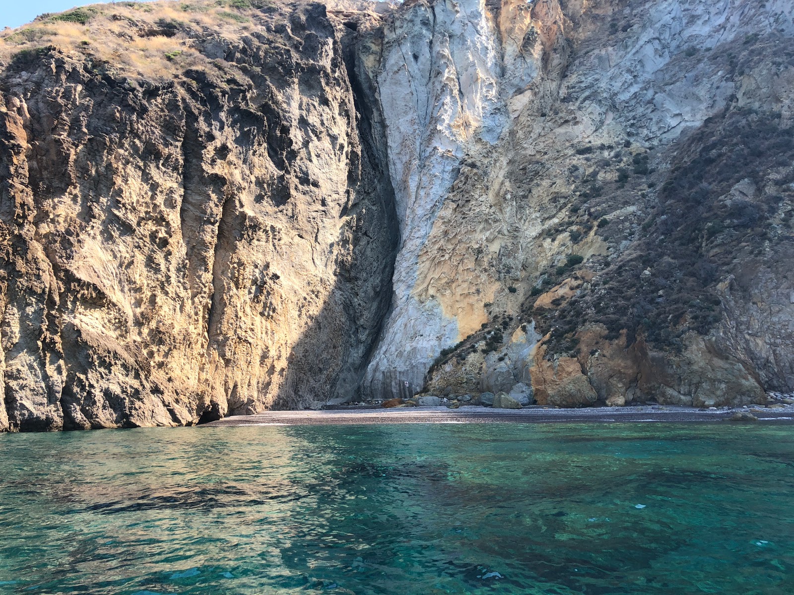 Foto de Spiaggia delle Grottelle con guijarros beige superficie