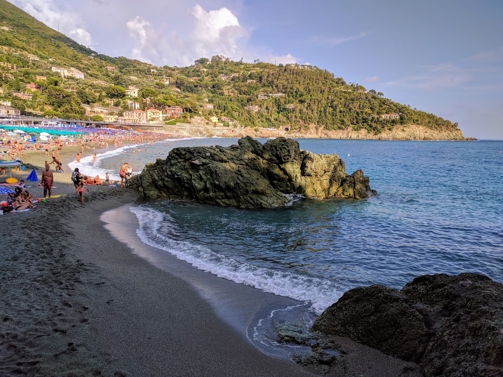 Foto von Strand von Bonassola mit kleine bucht