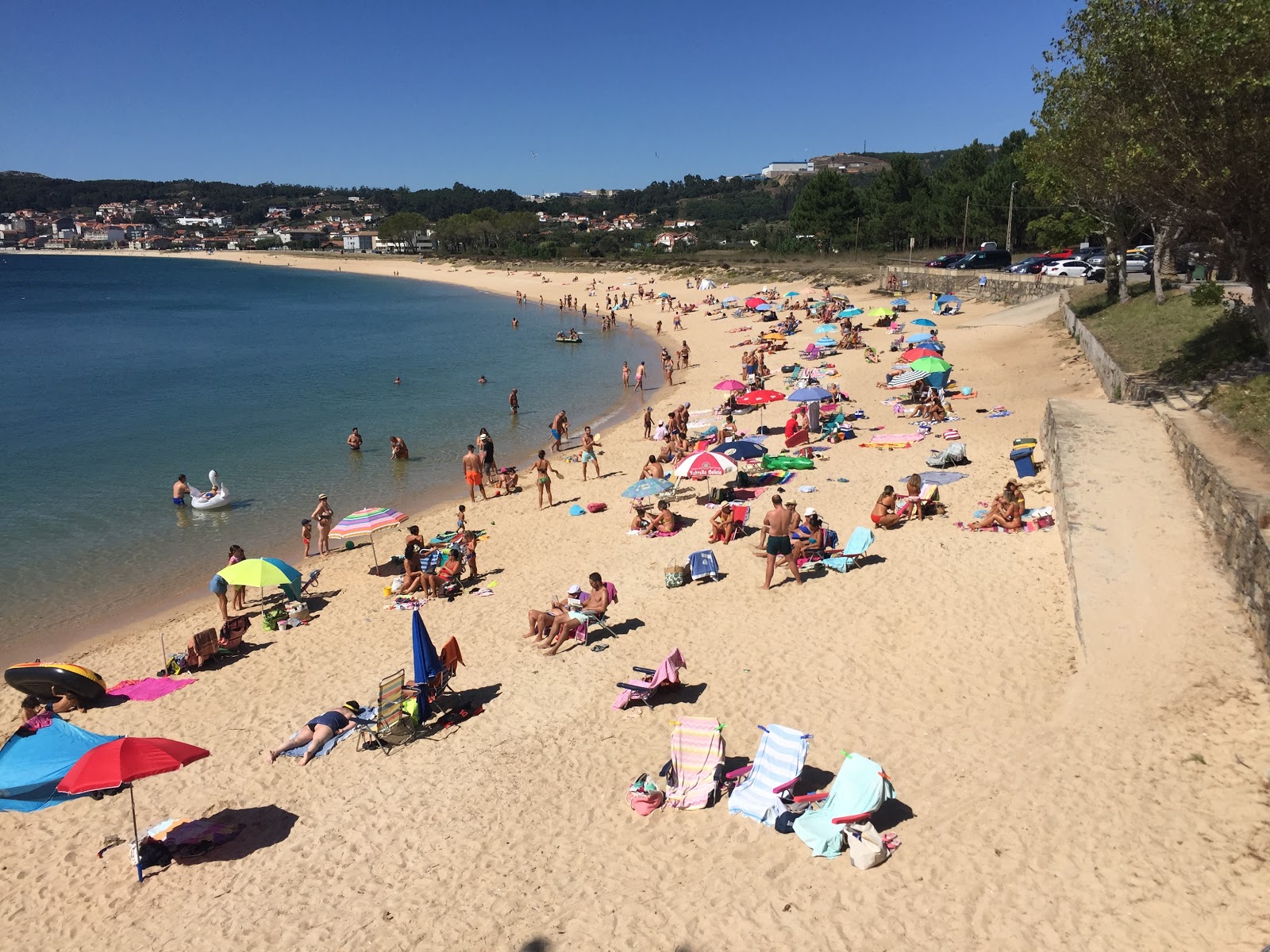Foto von Coroso beach und die siedlung