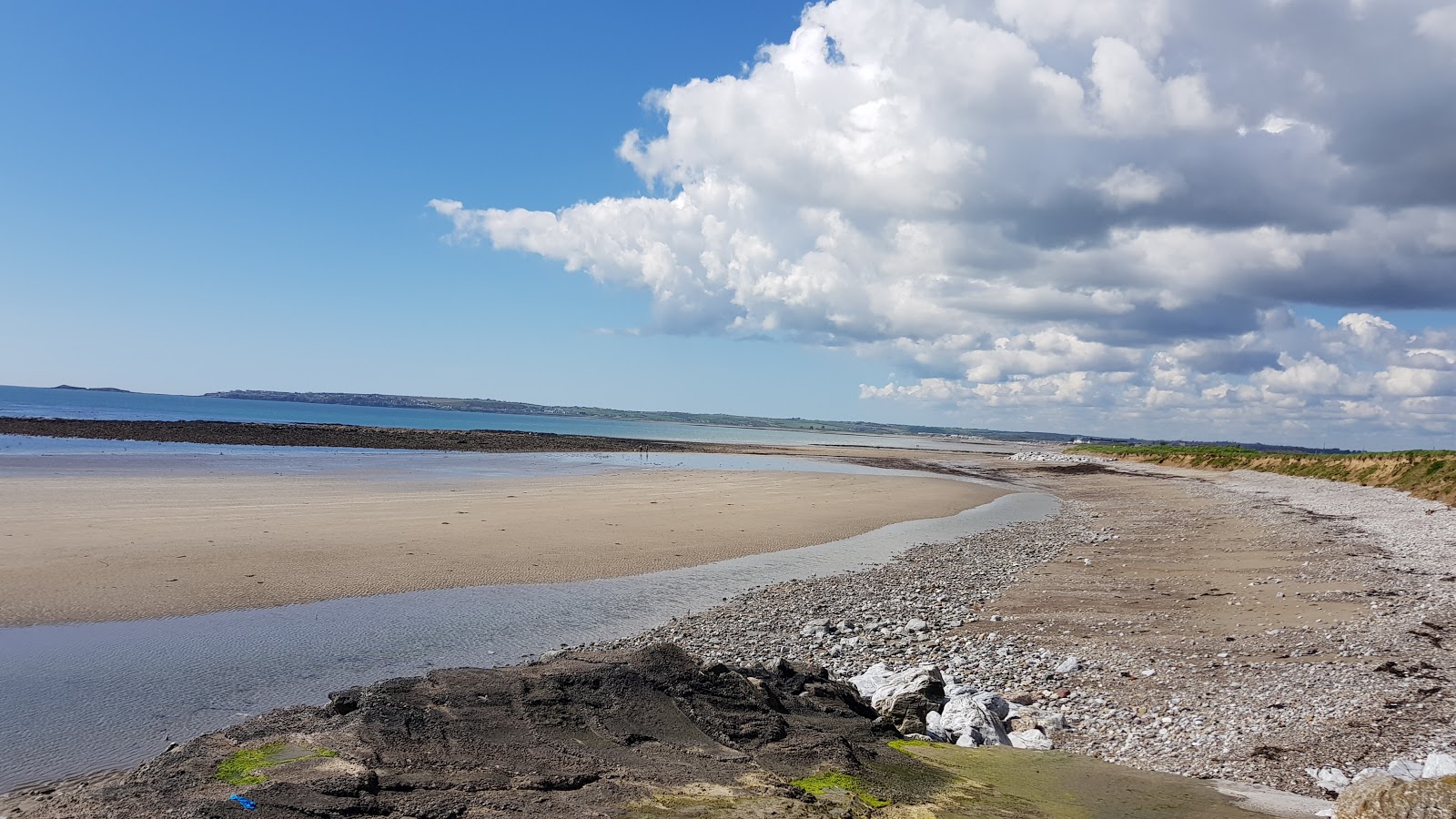Ballycrennane Beach的照片 带有轻质沙和卵石表面