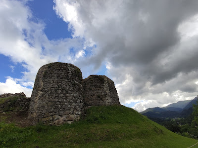 Vestiges Du Château de Varennes à Chambon-sur-Lac