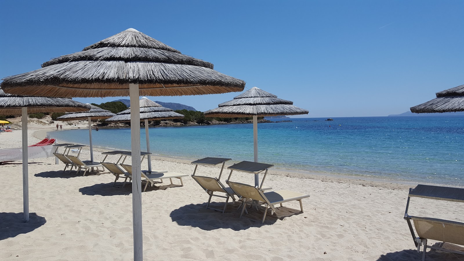 Foto von Spiaggia Cala Sassari und die siedlung