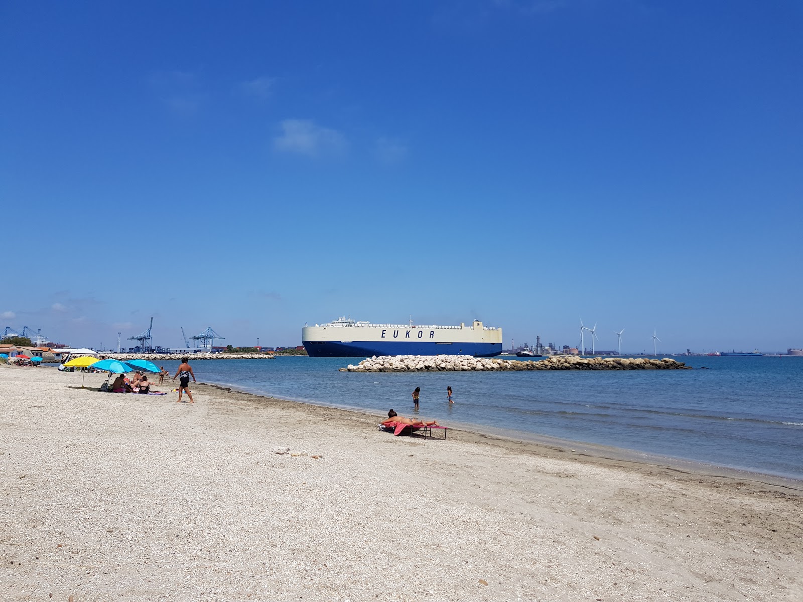 Plage Olga'in fotoğrafı geniş bir kıyı şeridi ile birlikte