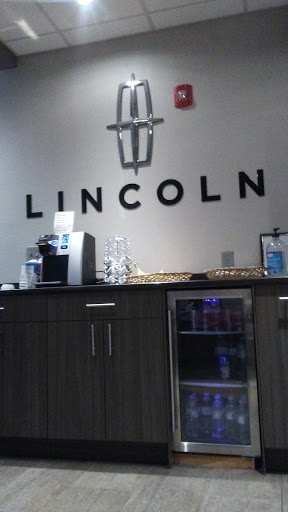 Car Dealer «Uptown Ford Lincoln», reviews and photos, 2111 N Mayfair Rd, Milwaukee, WI 53226, USA