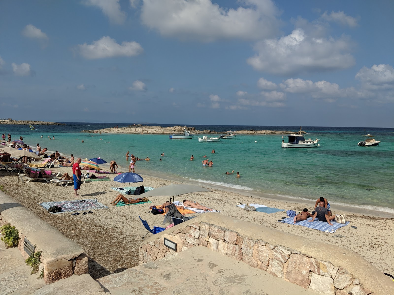 Foto di Miramar con una superficie del sabbia bianca fine