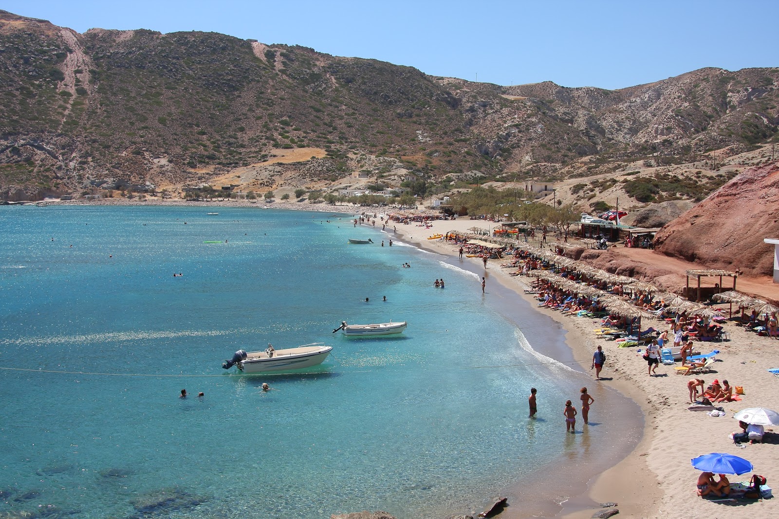Foto di Agia Kiriaki beach con una superficie del sabbia nera e ciottoli
