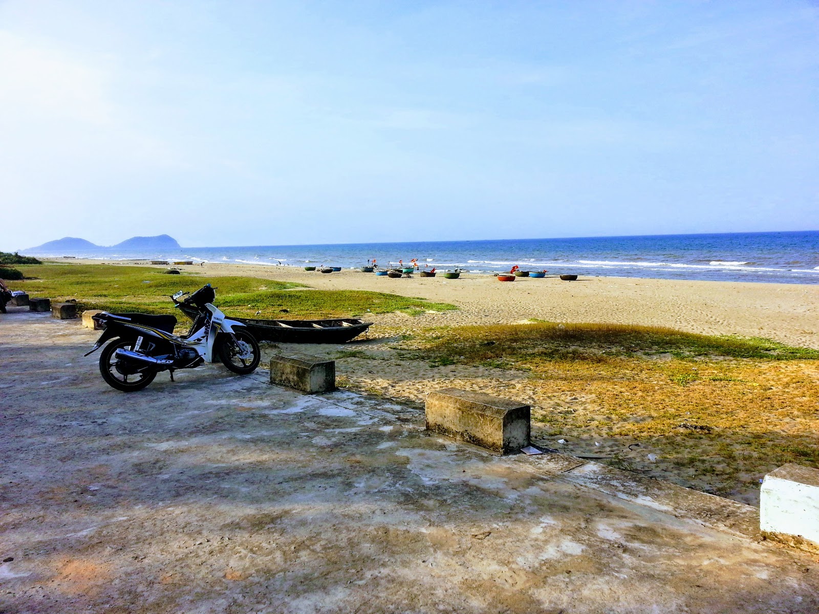 Foto av Xuan Hoi Beach med turkosa vatten yta