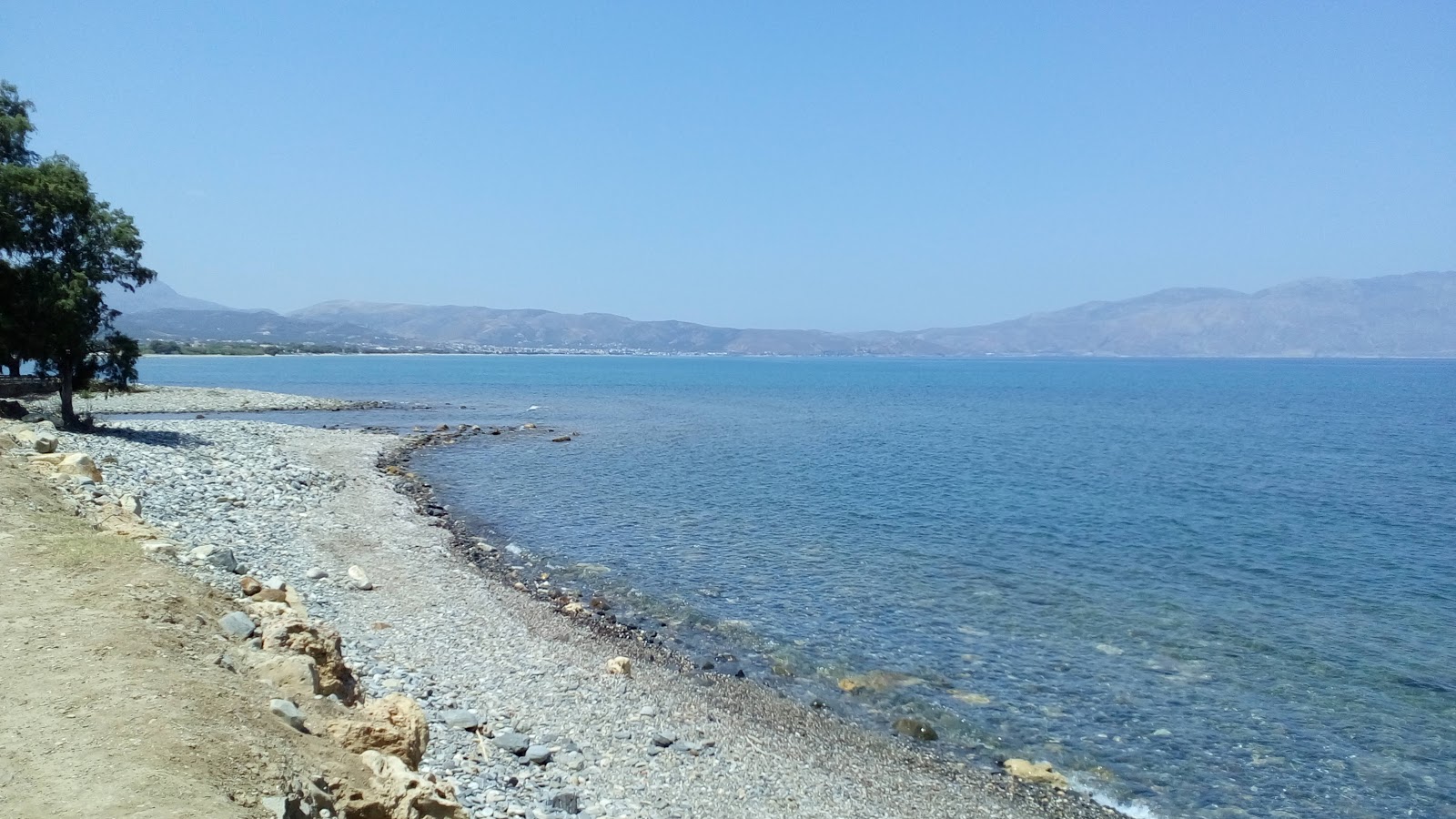 Foto de Nopigia Beach con algo limpia nivel de limpieza