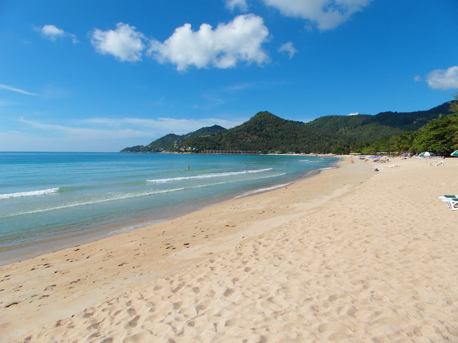 Foto di Chaweng Noy Beach con una superficie del sabbia beige