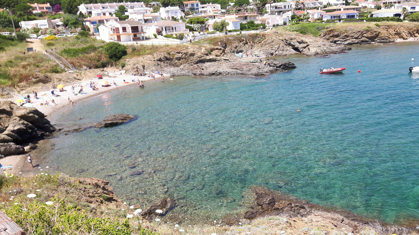 Foto di Platja de Vaquers con una superficie del ciottoli grigi