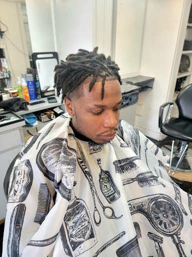 Barber Shop «Fade Away Barber & Beauty», reviews and photos, 8104 S Tacoma Way, Tacoma, WA 98499, USA