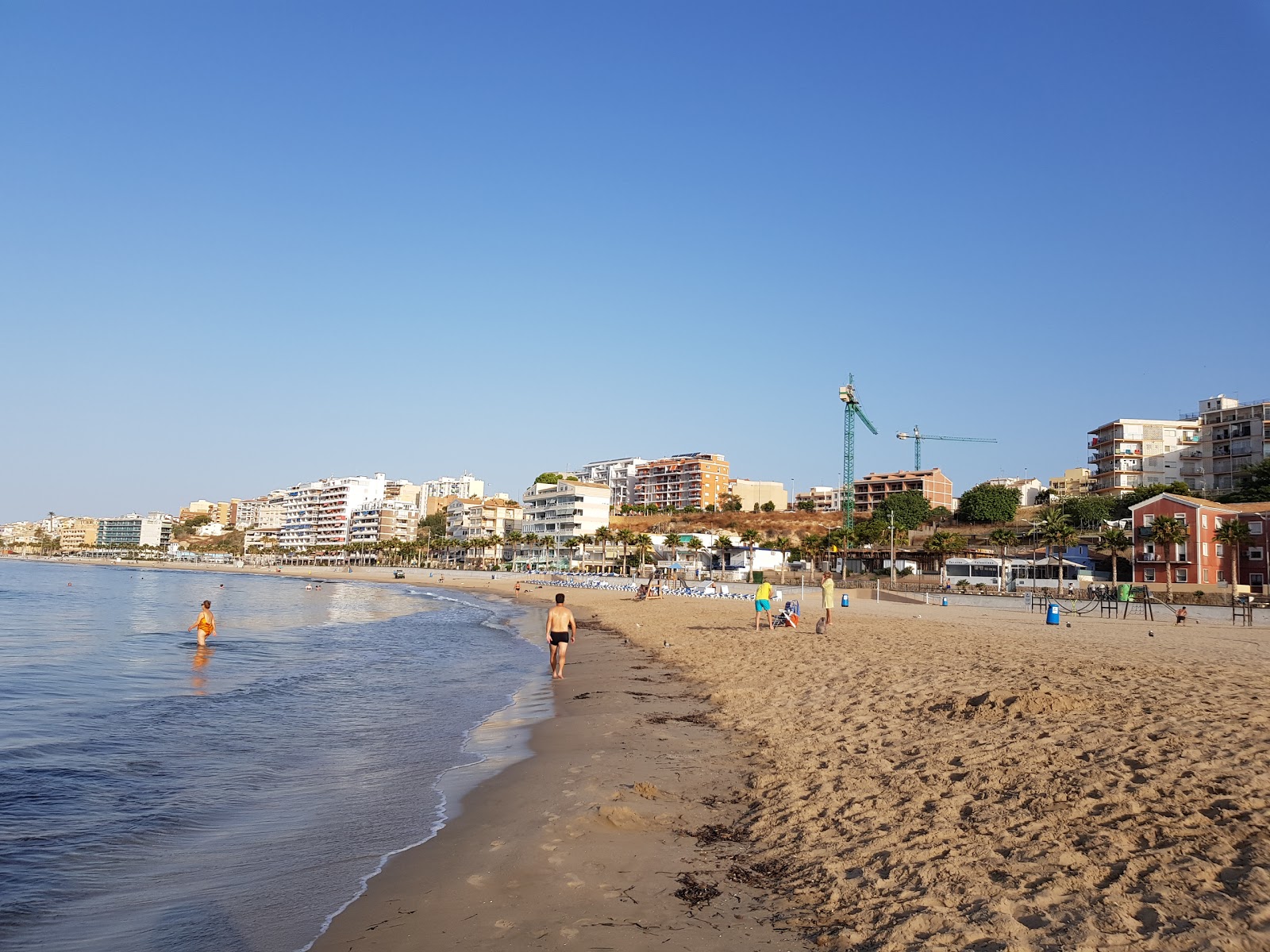 Foto van Strand van Villajoyosa met blauw water oppervlakte