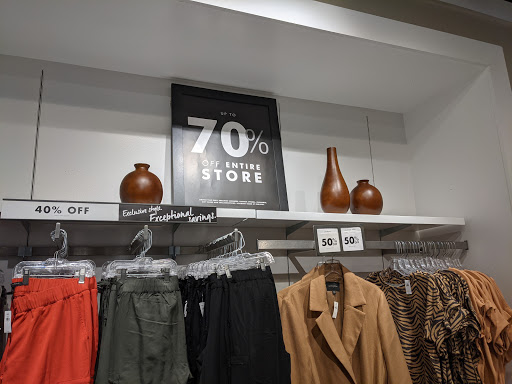 Clothing Store «Banana Republic», reviews and photos, 103 S Washington St, Naperville, IL 60540, USA