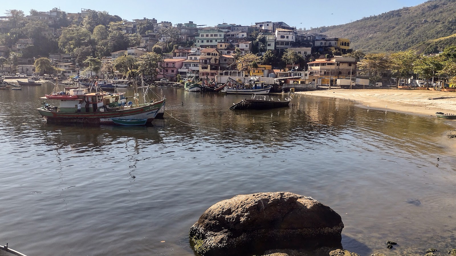 Praia do Cais的照片 带有绿水表面