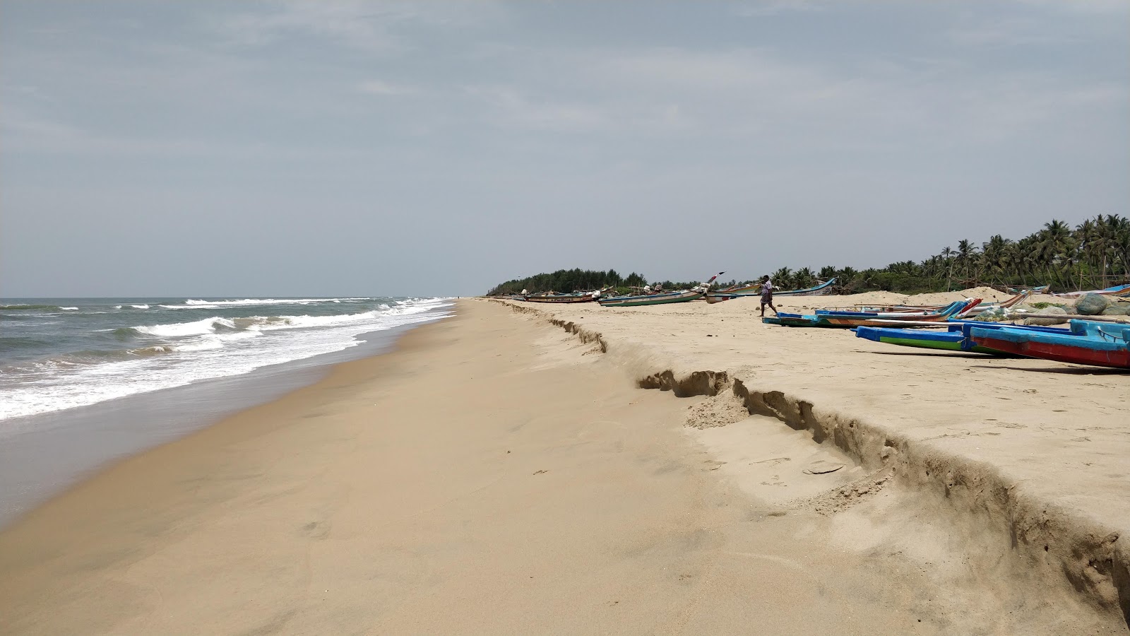 Foto di Veerampattinam Beach con una superficie del sabbia beige